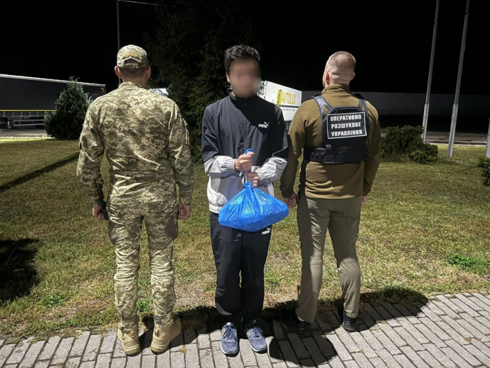 Заснув в автобусі - у пункті пропуску «Ужгород» виявили чоловіка, який хотів незаконно перетнути кордон