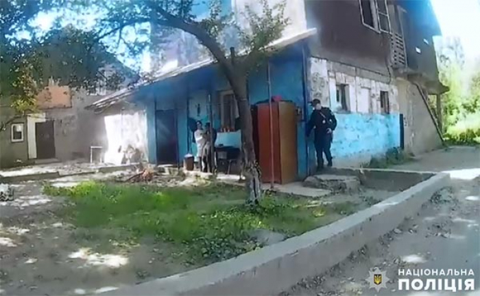 На Рахівщині поліцейський отримав опіки, коли рятував дитину від агресивного батька
