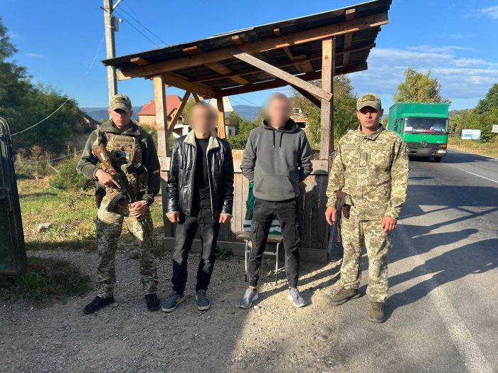 Чотирьох чоловіків, які планували «в борг» перепливати Тису, затримали прикордонники