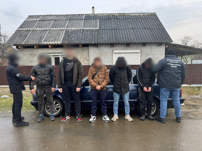 Прикордонники викрили членів злочинного угруповання, які переправляли через кордон чоловіків