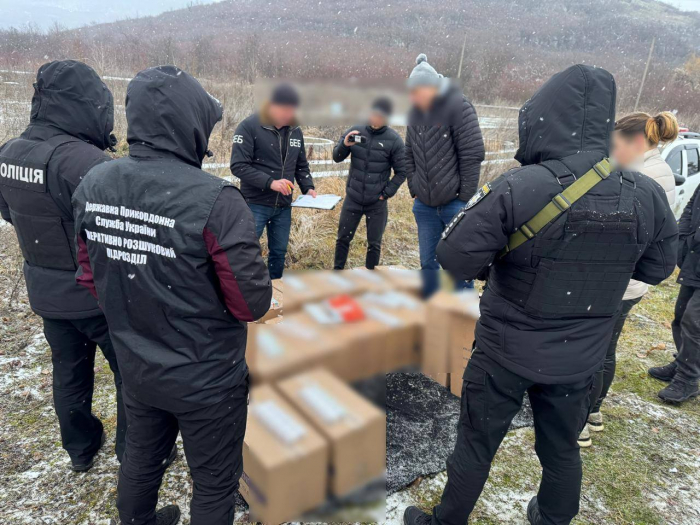 У прикордонні Закарпаття правоохоронці затримали мікроавтобус, запакований сигаретами