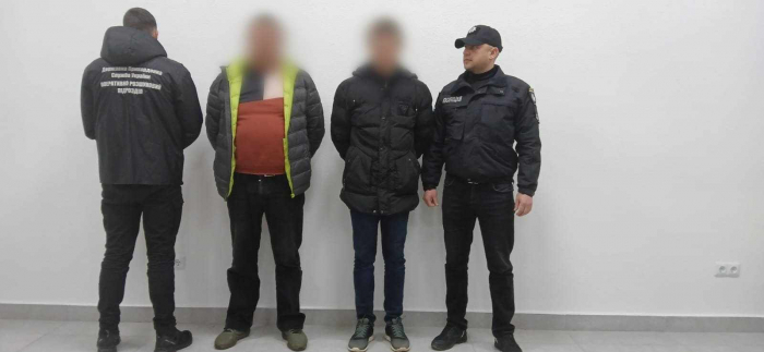 Переправникам, які спонукали людей ризикувати життям, повідомили про підозру у злочині