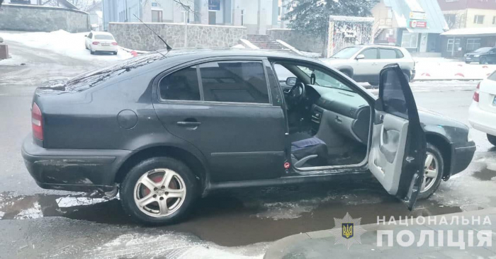 Душив та силою відібрав гроші: поліція Тячівщини затримала неповнолітнього, який скоїв розбійний напад на таксиста