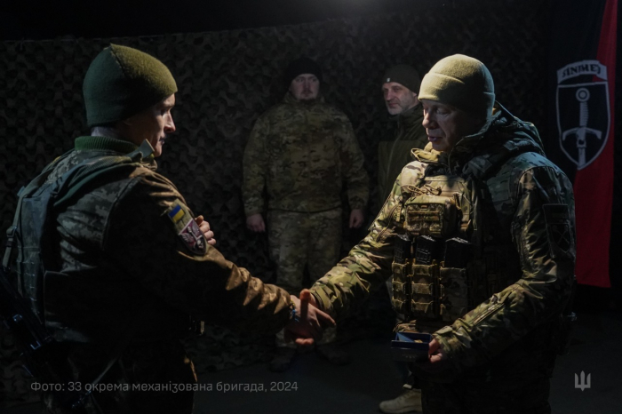 Головнокомандувач ЗСУ Олександр Сирський вручив «Хрест Хоробрих» ужгородцю, водієві з батальйону БпЛА