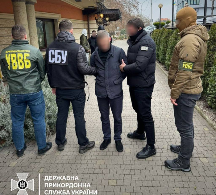 За гроші прокладав маршрут до Угорщини: на Закарпатті викрили прикордонника-хабарника