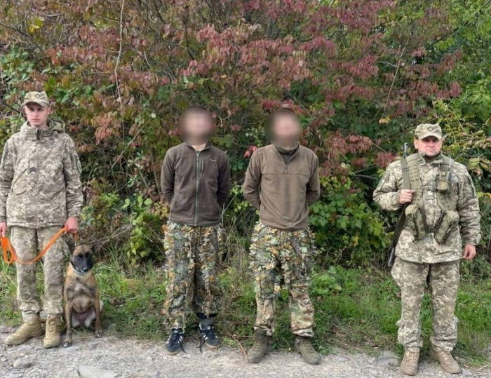 До ЄС хащами - за 50 метрів від кордону затримали двох порушників у камуфльованому одязі