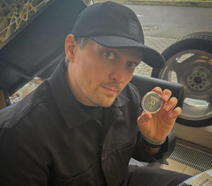 Чемпіон світу з боксу у важкій вазі Олександр Усик висловив символічну підтримку 128 Закарпатській бригаді