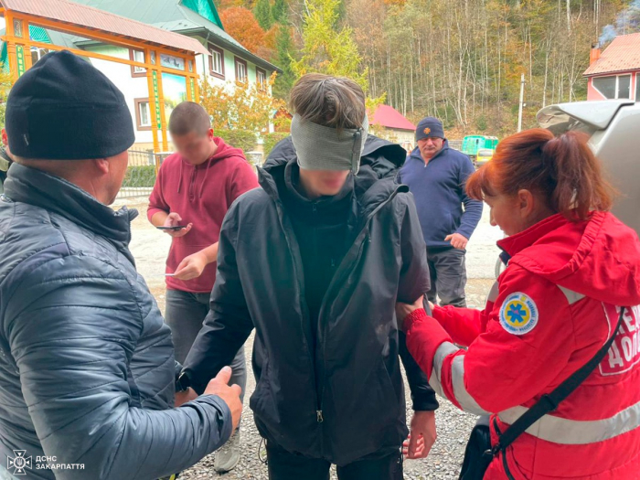 Гірські рятувальники надали допомогу потерпілому в горах на Рахівщині