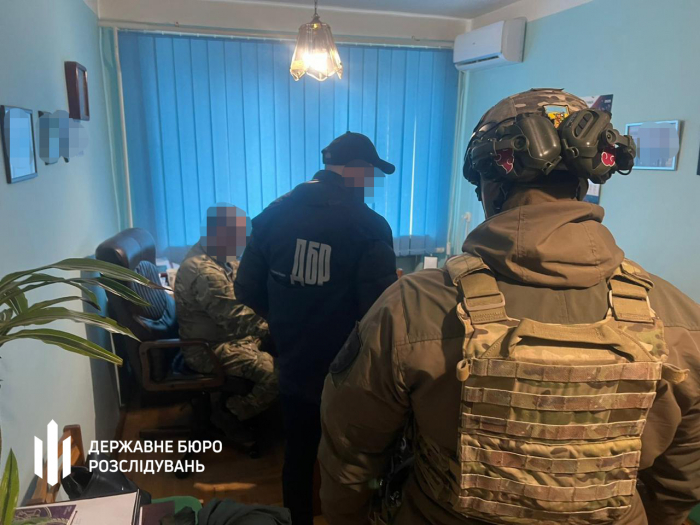 За матеріалами ДБР судитимуть посадовця Закарпатського ТЦК, який допомагав призовникам втекти з центру, а військовим повторно піти в СЗЧ