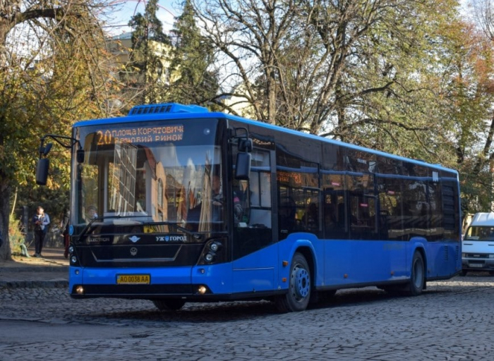 До Дня вшанування пам’яті померлих в Ужгороді продовжили рух на двох маршрутах до міського цвинтаря