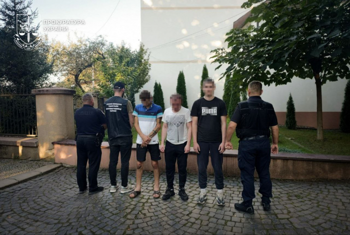 На Хустщині взято під варту чоловіка, який за 18 тис. доларів планував переправити за кордон двох чоловіків 

