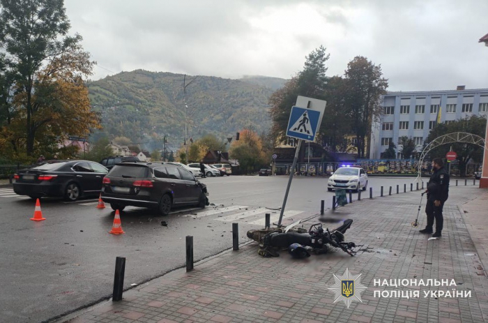 Поліцейські Рахова розслідують аварію за участі мотоцикла та легковика: травмовані водій та неповнолітній пасажир двоколісного

