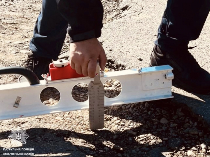 Осінній огляд доріг на Закарпатті: патрульні склали 49 адмінматеріалів і 54 вимоги до усунення недоліків