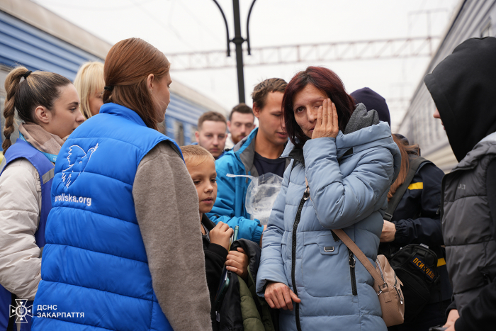 На Закарпатті рятувальники, волонтери та медики зустріли родину вимушених переселенців із Дніпропетровщини