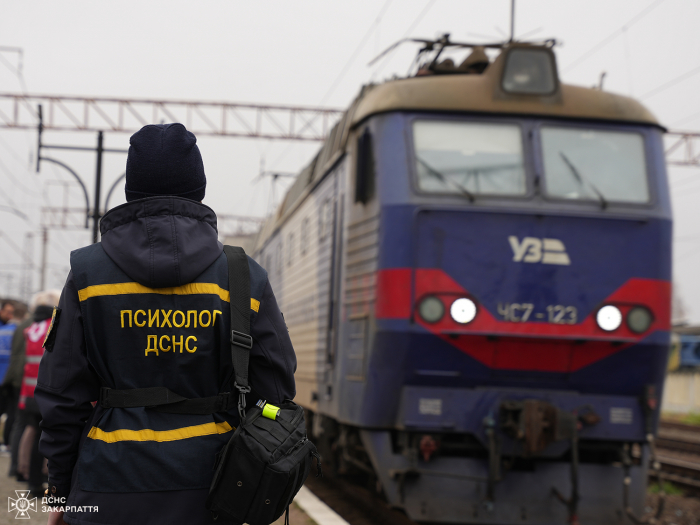 Закарпатські рятувальники зустріли черговий евакуаційний потяг із Дніпропетровщини