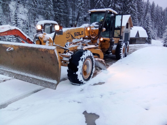 На Закарпатті тривають роботи з розчищення доріг та обробки покриття проти ожеледиці у гірських районах

