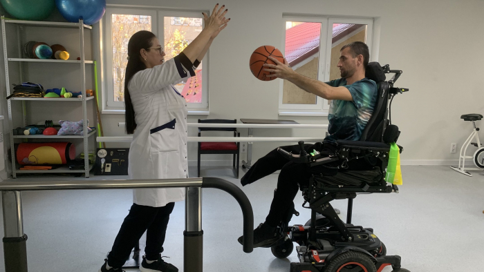 "Нога майже рівна — я вже можу присідати": оновлене реабілітаційне відділення відкрили в Ужгородській міській лікарні