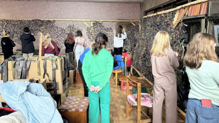 59 сіток передали у жовтні військовим волонтери, які виготовляють маскування у ПАДІЮНі 