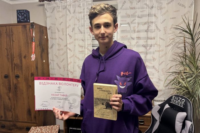 Ужгородець Назар Тафій волонтерить на потреби війська та пише наукову роботу про збірку Андрія Любки