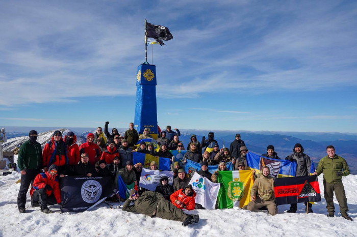 Пів сотні українських ветеранів піднялися на найвищу точку Карпат - гору Говерлу