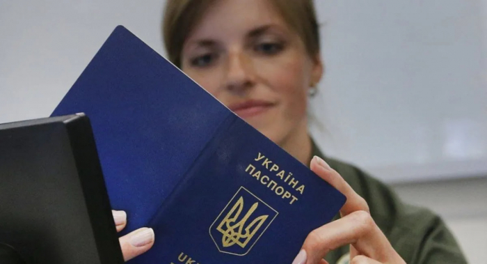 В Україні скасували продовження терміну дії закордонних паспортів: що потрібно зробити громадянам