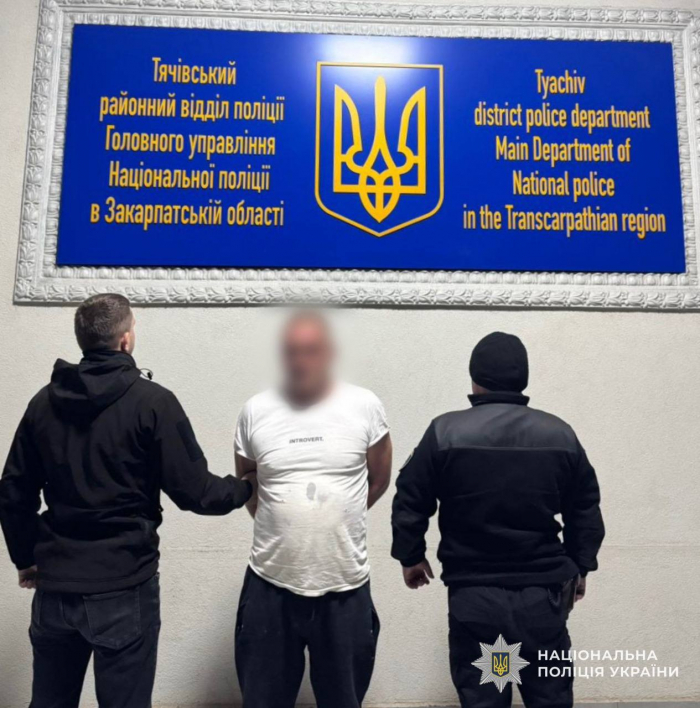 Підпалив авто сусіду через неприязні стосунки: поліція Тячівщини затримала підозрюваного