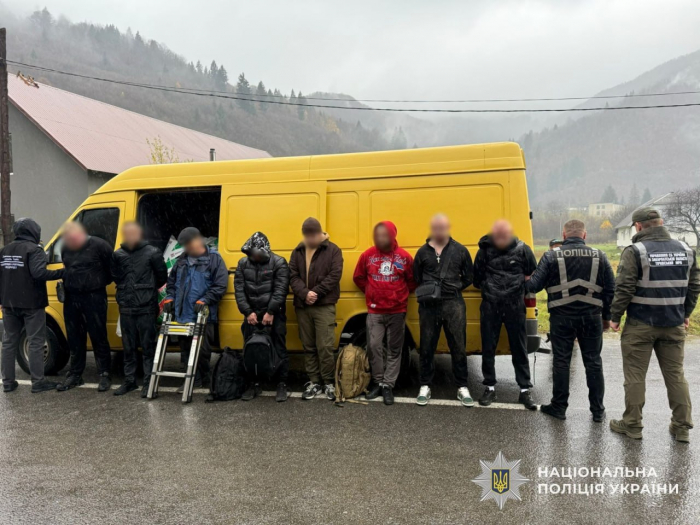Перевозили в мікроавтобусі під будматеріалами: поліція Рахівщини викрила схему переправлення осіб через кордон
