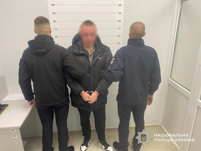 В Ужгороді поліція затримала зловмисника, який під час візиту в гості пограбував жінку

