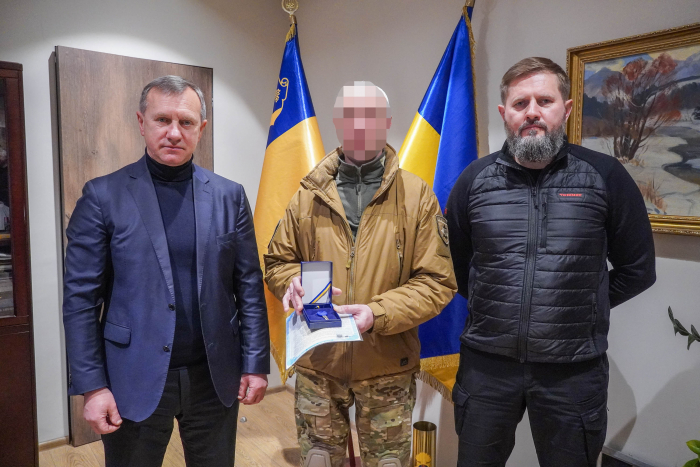 Богдан Андріїв вручив договір дарування на квартиру в Ужгороді поліцейському, який боронив Україну