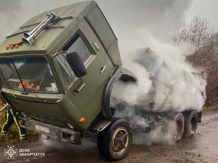 Вогнеборці ліквідували у Хустському районі загорання КАМАЗа, що зайнявся під час руху
