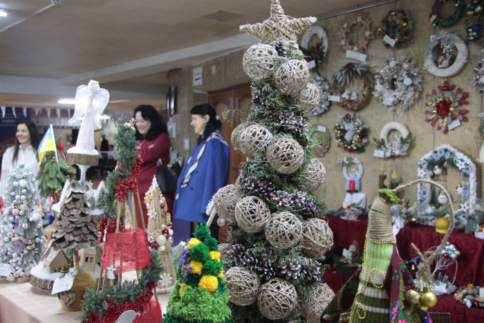 В Ужгороді презентували масштабну новорічну експозицію дитячих робіт