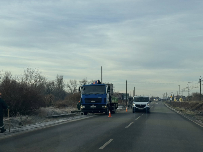 В Ужгородському районі - на повороті на Оріховицю - монтують комплекс автоматичної фіксації порушень ПДР TruCAM