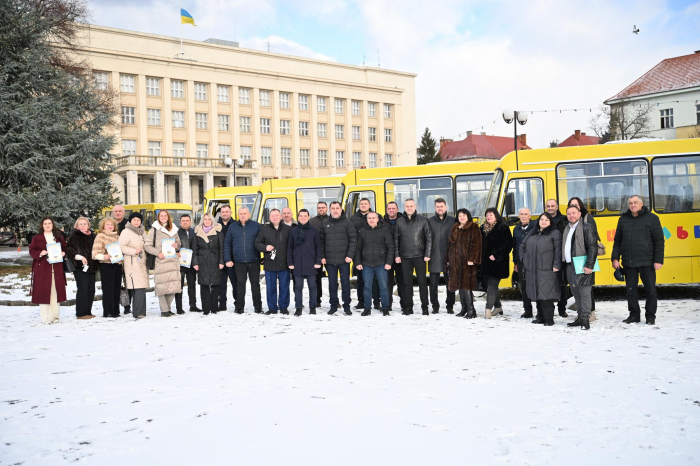 Сьогодні 9 громад Закарпаття отримали ключі від нових шкільних автобусів