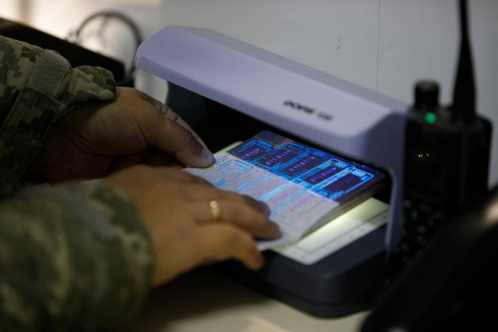 Франківець намагався виїхати за сфальшованими документами