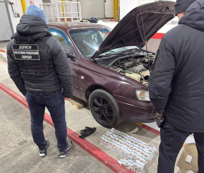 У пункті пропуску «Тиса» прикордонники знайшли у сховку легковика безакцизні сигарети

