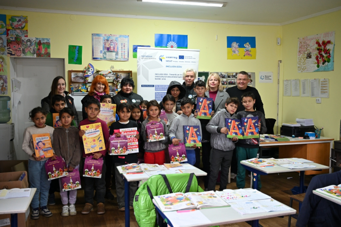 Навчальний центр дошкільної підготовки ромських дітей отримав нові підручники та навчальні матеріали в межах освітнього проекту

