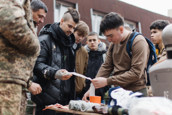 Гвардійці 26 полку провели для старшокласників ліцею "Лідер" в Ужгороді урок мужності

