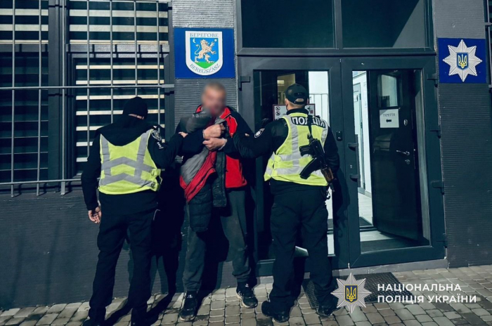 Повідомив про «бомбу» у рюкзаку: поліція Берегівщини затримала зловмисника за неправдиве інформування про загрозу