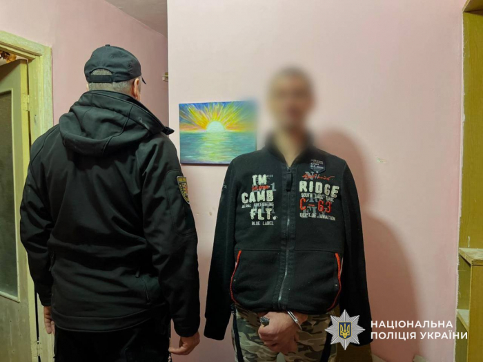 У Мукачеві поліція затримала озброєного чоловіка, який відкрив стрілянину в багатоповерхівці

