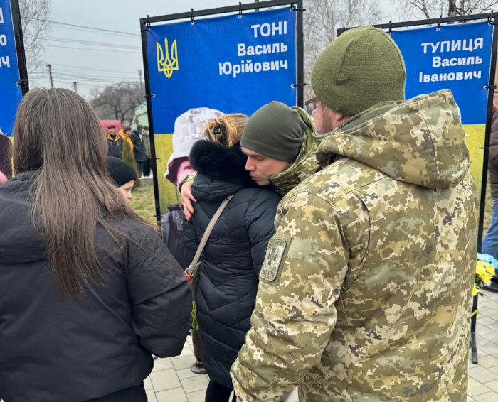 На Закарпатті рідним загиблого прикордонника вручили орден «За мужність»


