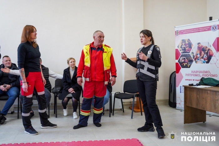 Співробітники поліції Закарпаття провели тренінг із самозахисту для працівників екстреної меддопомоги