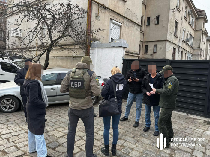 На Прикарпатті ДБР викрило групу, яка за пів року переправила через кордон щонайменше 150 чоловіків. Організатор - закарпатець