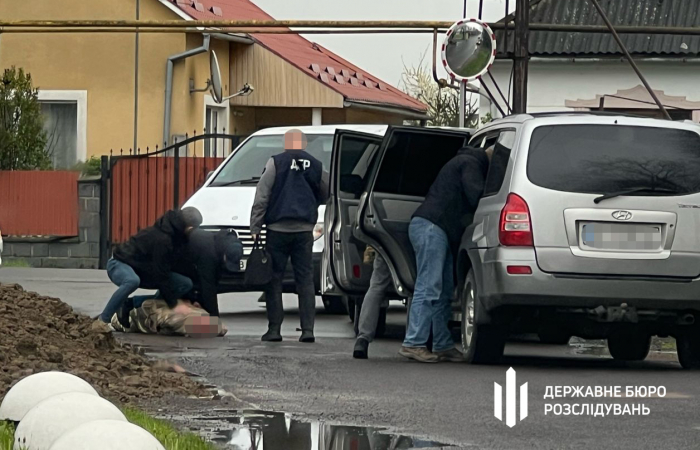 На Закарпатті ДБР затримало військового посадовця за вимагання грошей у підлеглих