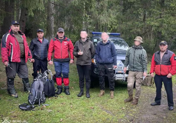 Гірські рятувальники та прикордонники відшукали у Карпатах трьох заблукалих чоловіків