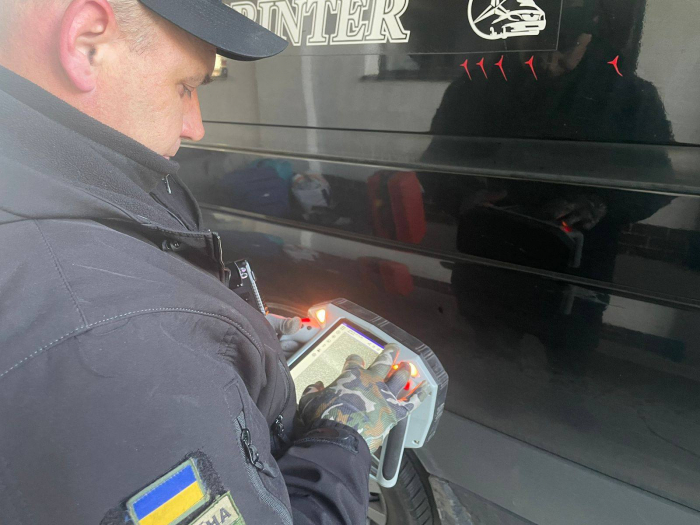 На кордоні зі Словаччиною в мікроавтобусі іноземця виявили комплектуючі до вогнепальної зброї