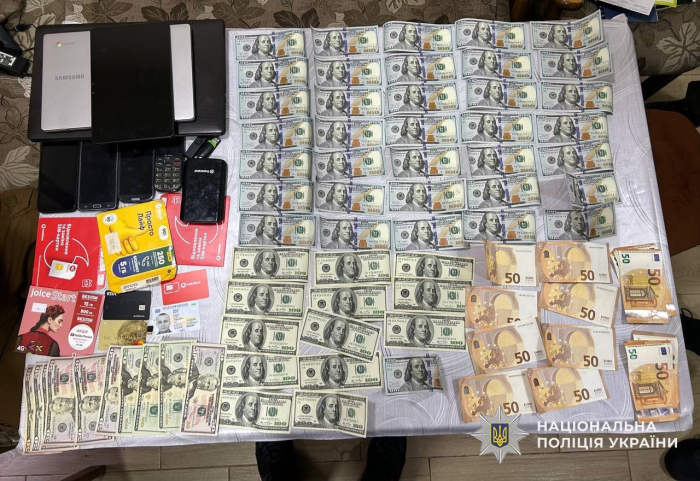 Майже пів мільйона доларів прибутку: закарпатська поліція затримала організатора та членів злочинної організації, які масово переправляли військовозобов'язаних за кордон