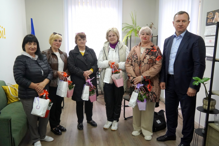 Квіти і символічні подарунки – в Ужгороді напередодні Дня матері вшанували матерів та дружин наших полеглих Героїв
