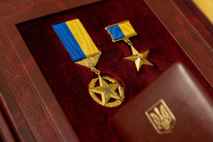 Звання Героя України удостоєний командир тактичної групи «Карпатської Січі» старший солдат Анатолій Тегза із Закарпаття. На жаль, посмертно