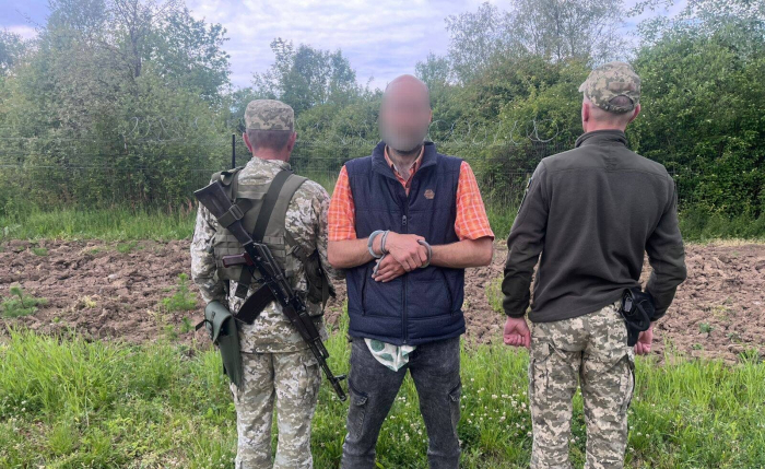На кордоні зі Словаччиною затримали іноземця, що чагарниками пробирався в Україну