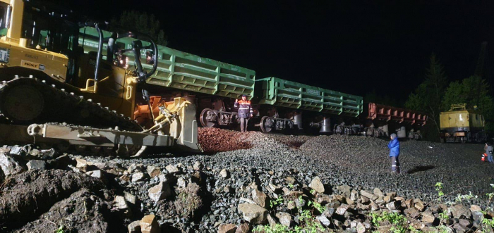 Укрзалізниця не припиняє відновлювальні роботи на ділянці у Карпатах, де стався зсув ґрунту